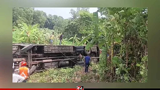 যাত্রীবাহী বাস খাদে পড়ে নিহত ৩, আহত ৩০