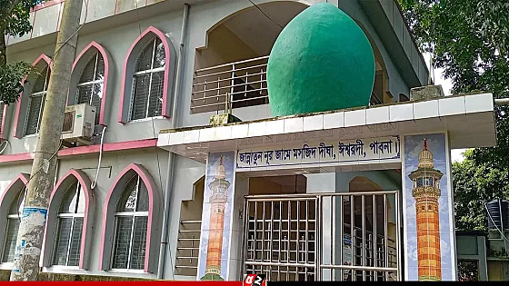 মসজিদের কোষাধ্যক্ষকে ইমাম বানিয়ে সম্মানির তালিকা নাম তোলার অভিযোগ