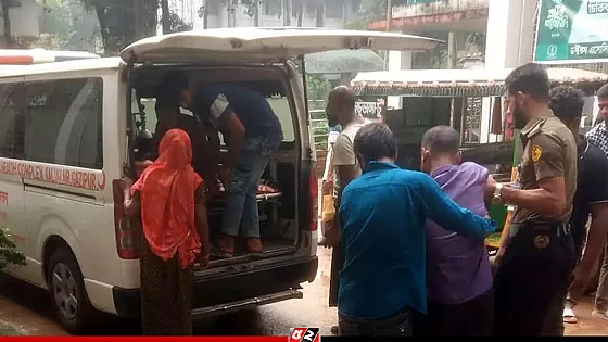 শ্রমিকবাহী বাস উল্টে নারীসহ আহত ১৫