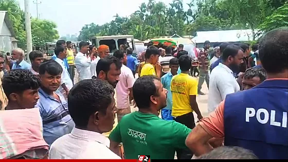 কুড়িগ্রামে খোলা বাজারে সার বিক্রির দাবিতে সড়ক অবরোধ, কৃষি কর্মকর্তা অবরুদ্ধ