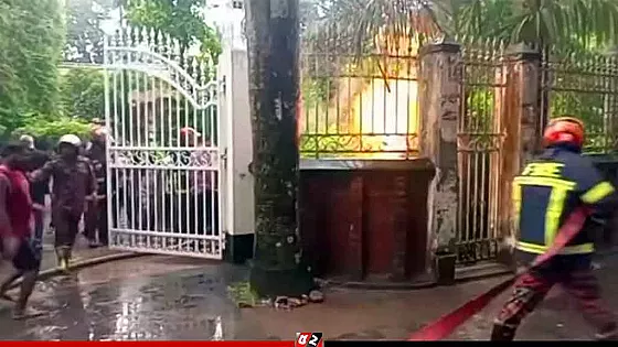 জ্বালানিমন্ত্রীর বাড়ির সামনে বজ্রপাতে আগুন