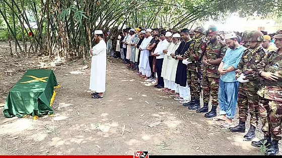 মায়ের কবরের পাশে চিরনিদ্রায় শায়িত সেনা সদস্য রিফাত
