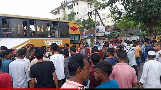বাস ডাম্পিংয়ের প্রতিবাদে মহাখালীতে সড়ক অবরোধ