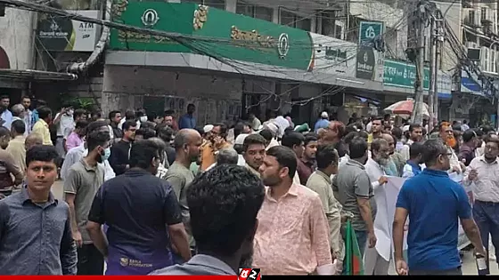 ইসলামী ব্যাংকের সামনে দুই গ্রুপের পাল্টাপাল্টি অবস্থান