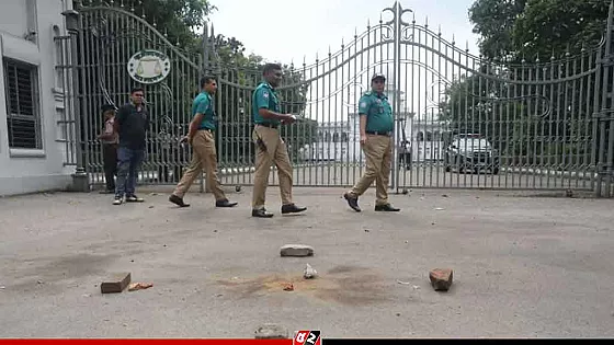 সুপ্রিম কোর্টের সামনে ককটেল বিস্ফোরণ  