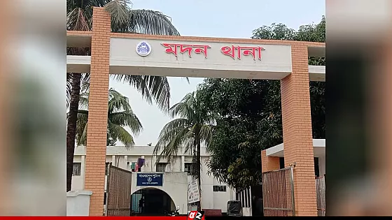 সহপাঠীকে মারধর করে  স্কুলছাত্রী অপহরণ 