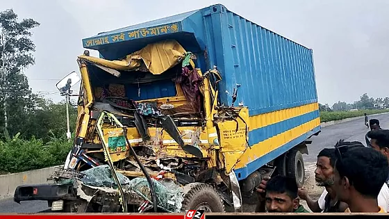 দাঁড়িয়ে থাকা ট্রাকে পিকআপের ধাক্কা, নিহত ১