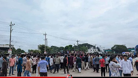 কুমিল্লায় অপ্রতিম হত্যার বিচার দাবিতে মহাসড়ক অবরোধ