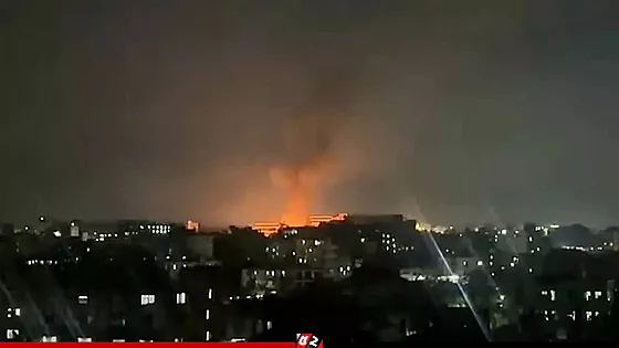 বিস্ফোরণের পর আশুলিয়ায় পোশাক কারখানায় আগুন