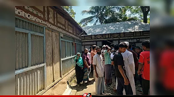 আত্মহত্যায় বাধা দেওয়ায় মা ও ভাতিজিকে কুপিয়ে হত্যা