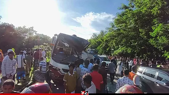দাঁড়িয়ে থাকা বাসে আরেক বাসের ধাক্কা, নিহত ৩