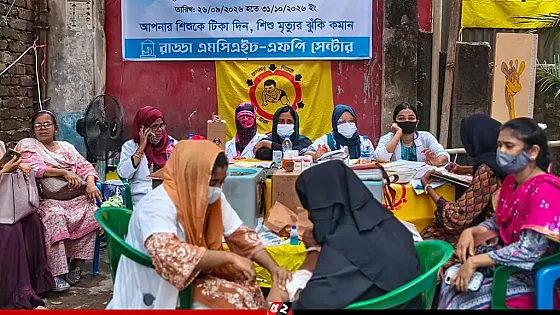 গুড়িয়ে দেয়া সেই হাসপাতালের পাশেই চলছে দ্বিতীয়দিনের মতো টিকাদান কার্যক্রম