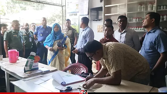 অবৈধভাবে মজুত ৩৮১ বস্তা সার জব্দ, দুই ব্যবসায়ীকে জরিমানা