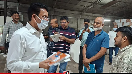 পাঠ্যবইয়ের মান যাচাইয়ে মধ্যরাতে প্রেসে শিক্ষামন্ত্রীর আকস্মিক পরিদর্শন