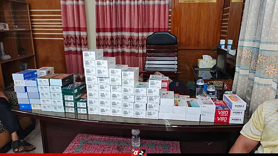 যাত্রীবাহী বাসে মিলল ৯৪ চোরাই মোবাইল, আটক ৮