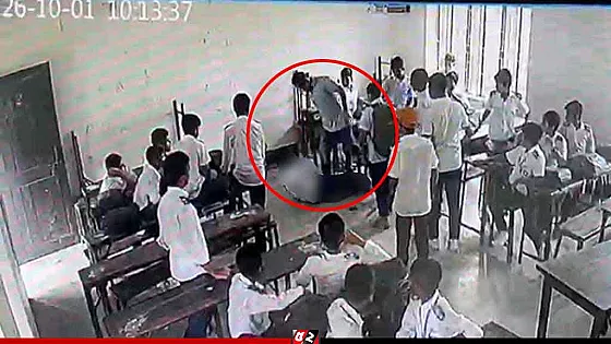 ছেলেকে মারধরের সন্দেহে অন্য শিক্ষার্থীকে আছাড়, অভিভাবক আটক