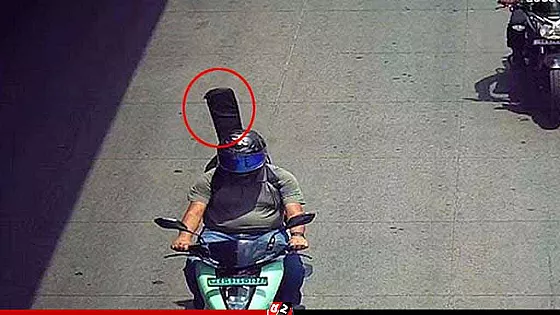 গিটারকে হেলমেটবিহীন যাত্রী ভেবে মামলা দিয়েছে এআই ক্যামেরা