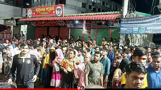 সহকর্মীদের খোঁজে গাজীপুরে পুড়ে যাওয়া পোশাক কারখানায় সামনে শ্রমিকরা