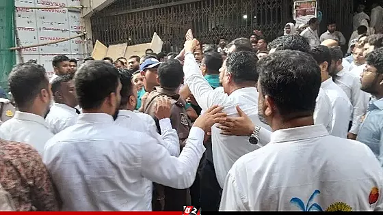 আখতারুজ্জামানকে কারাগারে পাঠানোর নির্দেশ, আদালতে আইনজীবীদের হাতাহাতি