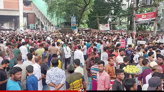 প্রেসক্লাবের সামনে ব্যাটারিচালিত রিকশাচালকদের সড়ক অবরোধ