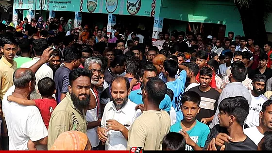 প্রধান শিক্ষকের মৃত্যু,  দুই শিক্ষককে দায়ী করে অবরুদ্ধ করলো স্থানীয়রা