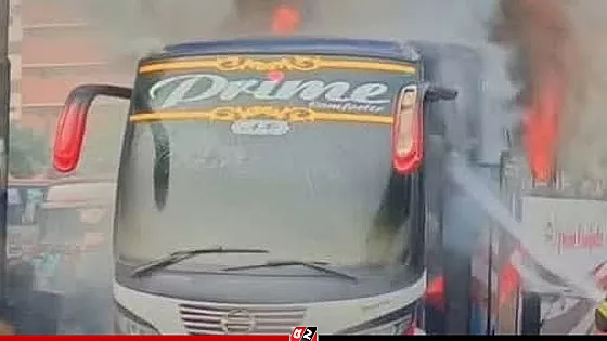 রাজধানীতে এসি বাসে আগুন