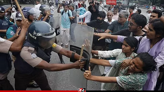 চট্রগ্রাম বন্দরের এনসিটি ডিপি ওয়ার্ল্ডকে ইজারা, আন্দোলনকারীদের লাঠিপেটা করলো পুলিশ