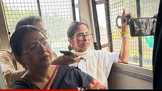 এবার দিল্লিতে আটক মমতা বন্দ্যোপাধ্যায়