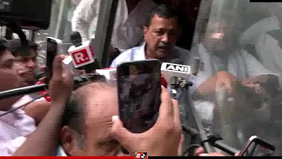 এবার দিল্লির সাবেক মুখ্যমন্ত্রী কেজরিওয়াল আটক