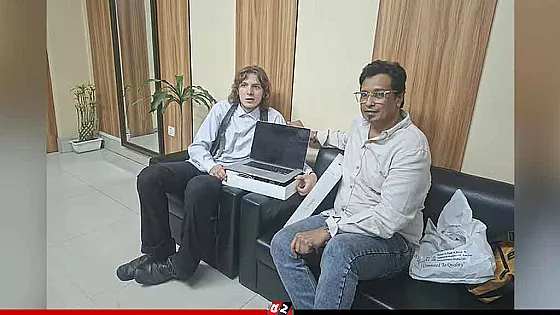 ‘ছেলেটা ভালো স্মৃতি নিয়ে ফিরুক’, সেই জার্মান পর্যটককে ম্যাকবুক উপহার ব্যবসায়ীর