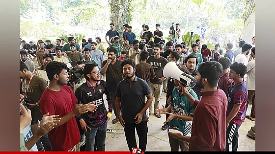 নতুন ভিসিকে ভেতরে রেখে ভবনে তালা দিলেন চুয়েট শিক্ষার্থীরা