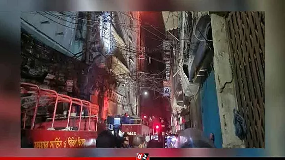 চকবাজারের আগুন ১২ ঘণ্টা পর নিয়ন্ত্রণে, ৪ ফায়ার ফাইটার হাসপাতালে 