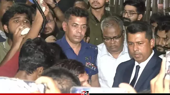 শিক্ষার্থীদের শর্তে পুলিশি পাহারায় ক্যাম্পাস ছাড়লেন চুয়েট ভিসি