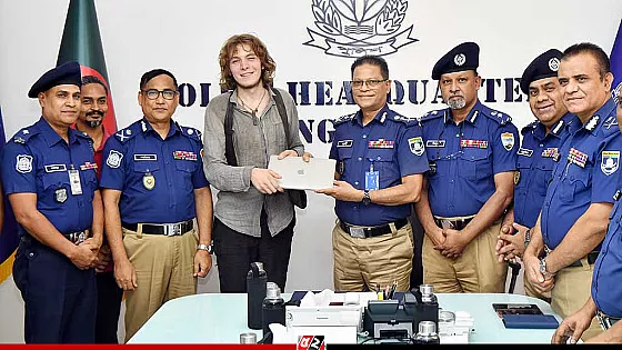 জার্মান পর্যটকের হারানো ল্যাপটপ বুঝিয়ে দিল পুলিশ 