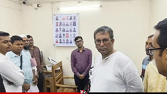 পাসপোর্ট অফিসে এমপির ঝটিকা পরিদর্শন, ৩ দালাল আটক