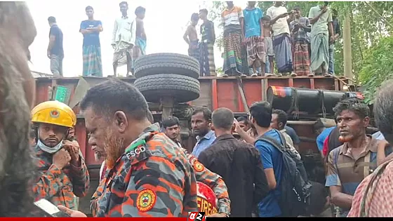 অটোরিকশাকে ট্রাকচাপায়  একই পরিবারের ৫ জন নিহত