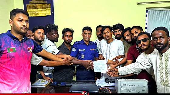 আমির হামজার মাহফিলে রাজনৈতিক বক্তব্য বন্ধের দাবিতে থানায় স্মারকলিপি 