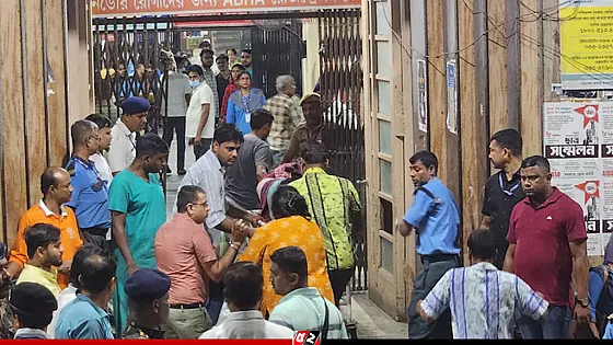 কলকাতায় দুর্গাপূজার মণ্ডপে পদদলিত হয়ে ১৭ জন নিহত