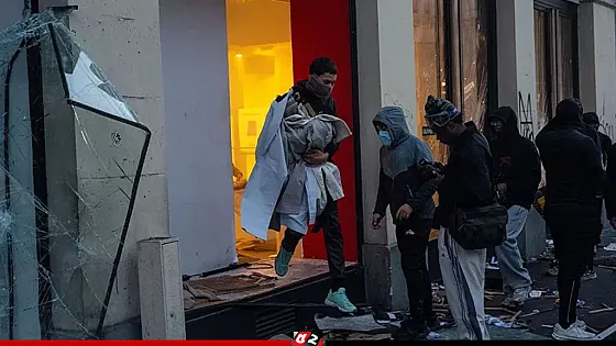 ফ্রান্সে বিক্ষোভ ঘিরে সহিংসতা, গ্রেপ্তার ১২০০