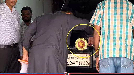 গাড়ি থেকে সরকারি লোগো খুলে ফেললেন ইশরাক হোসেন