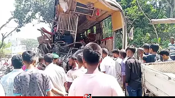 ‘দুর্ঘটনার পর লোহার সাথে পা আটকে ছিল’, নাটোরে বাস দুর্ঘটনায় জীবিতরা দিলেন লোমহর্শক বর্ণনা