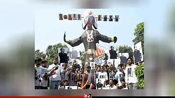 মোদি-অমিত শাহের ছবি দিয়ে রাবণের কুশপুত্তলিকা দাহ
