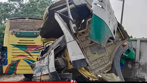 খুলনায় বাস-ট্রাকের মুখোমুখি সংঘর্ষে নিহত ৪, আহত ৪০