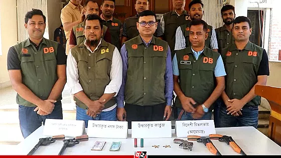 পাবনায় পৃথক অভিযানে বিদেশি অস্ত্র ও গুলিসহ গ্রেপ্তার ৪