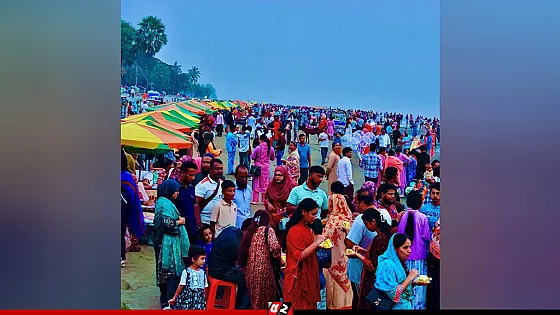 কুয়াকাটায় পর্যটন কার্নিভাল ঘিরে পর্যটকদের ভিড়,  হোটেলে বাড়তি ভাড়ার অভিযোগ