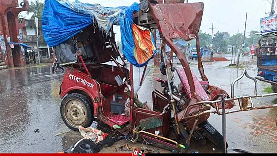 অটোরিকশাকে ট্রাকের ধাক্কা, সড়কে ঝরলো ৩ প্রাণ