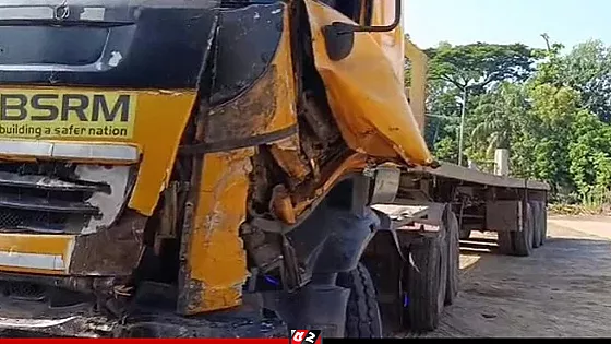  সীতাকুণ্ডে দাঁড়িয়ে থাকা বাসে লরির ধাক্কা, নিহত ৫