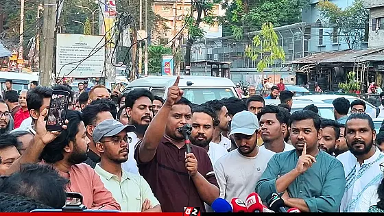 প্রধানমন্ত্রীর আশপাশের লোকজনের পকেটে ফিরতি ফ্লাইটের টিকিট থাকে : হাসনাত