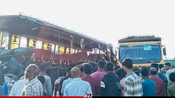 সড়কে দাঁড়িয়ে থাকা ট্রাকে বাসের ধাক্কায় নিহত বেড়ে ৪