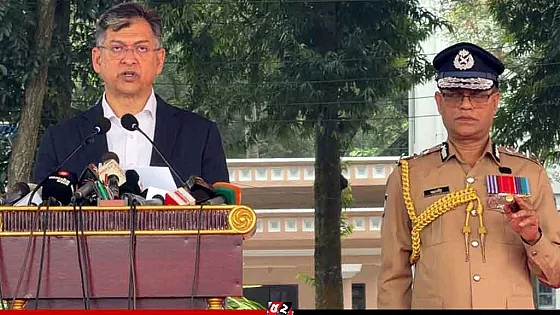 সততা ও পেশাদারিত্বের সঙ্গে জনগণের সেবা করতে হবে: স্বরাষ্ট্রমন্ত্রী